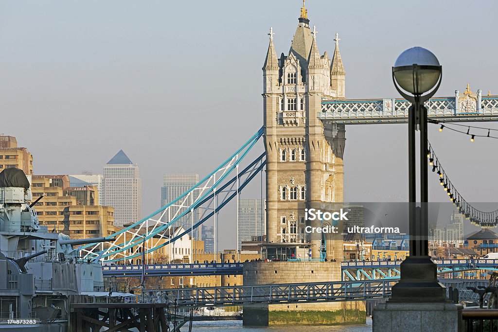 Tower Bridge e de Canary Wharf - Foto de stock de Arquitetura royalty-free