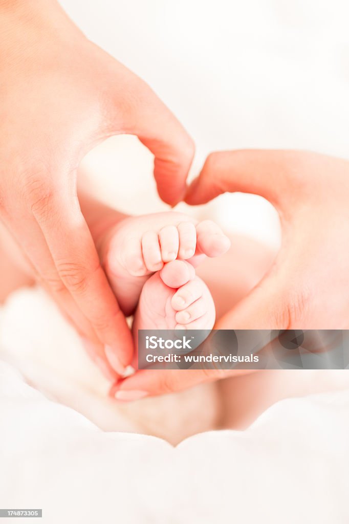 Mãe segurando bebê de Pés - Royalty-free Recém-nascido Foto de stock