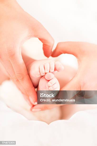 Mãe Segurando Bebê De Pés - Fotografias de stock e mais imagens de Recém-nascido - Recém-nascido, Mãe, Bebé