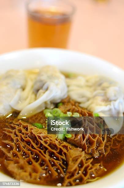 Manzo Trippa E Zuppa Di Ravioli In - Fotografie stock e altre immagini di Bicchiere - Bicchiere, Cibo, Cipollina