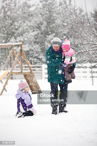 Photo libre de droit de Filles Jouant Dans La Neige Avec Ta Grandmère banque d'images et plus d'images libres de droit de 12-17 mois - 12-17 mois, 12-23 mois, 2-3 ans