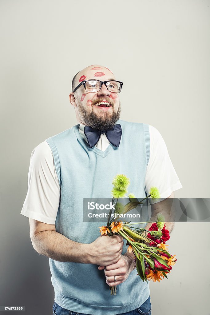 Nerd w miłości, trzymając bukiet kwiatów - Zbiór zdjęć royalty-free (Mężczyźni)