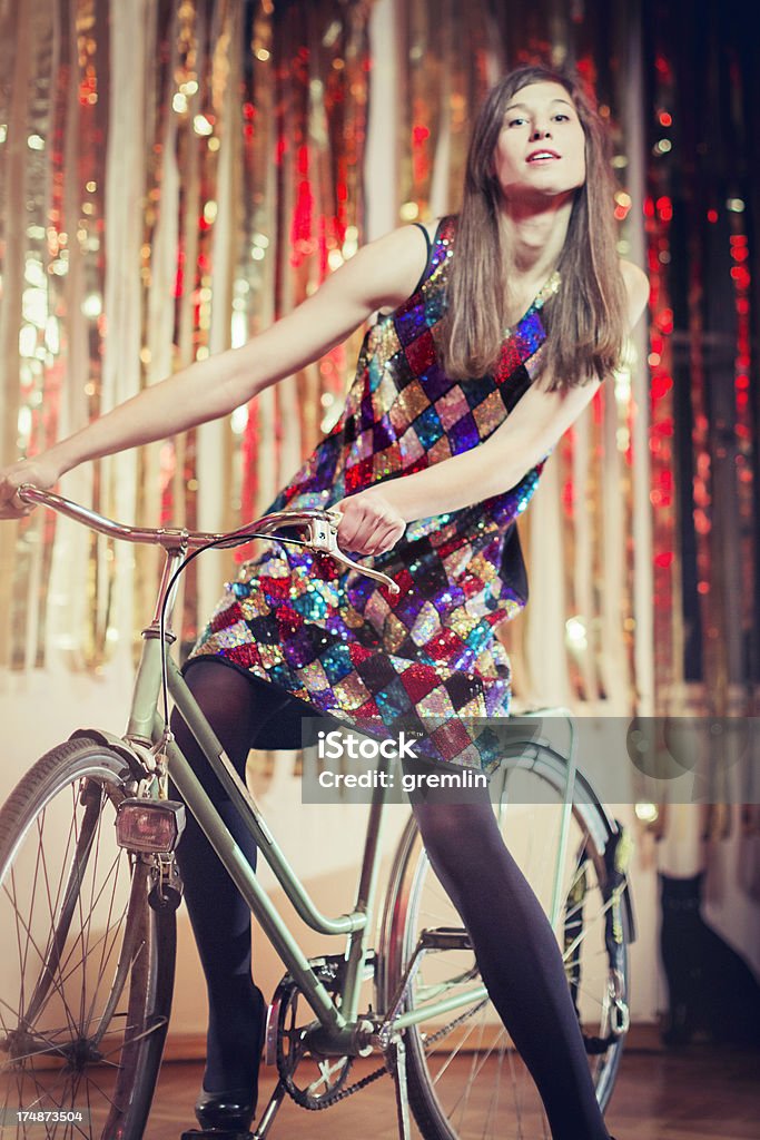 패션모델 앉아 자전거를 거실용 - 로열티 프리 젊은 여자 스톡 사진