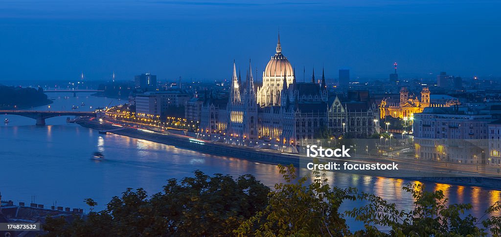 Rio Danúbio, Budapeste à noite - Foto de stock de Ponte royalty-free