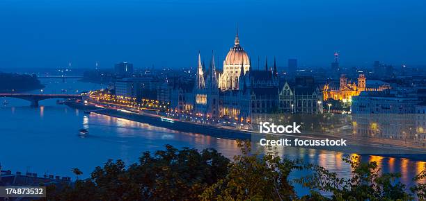 Foto de Rio Danúbio Budapeste À Noite e mais fotos de stock de Ponte - Ponte, Pôr-do-sol, Barco de passageiros