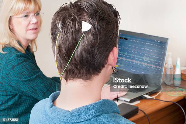 Neurofeedback Medico E Paziente - Fotografie stock e altre immagini di Elettroencefalogramma - Elettroencefalogramma, Biofeedback, Psicoterapeuta