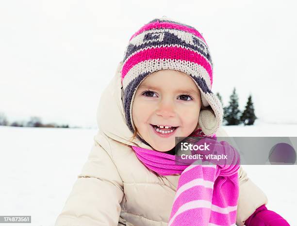Zima Portret Szczęśliwa Dziewczyna - zdjęcia stockowe i więcej obrazów Chłodny - Chłodny, Ciepła odzież, Czynność