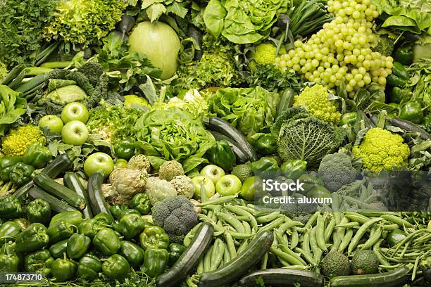 Verde Frutas Y Verduras Foto de stock y más banco de imágenes de Abundancia - Abundancia, Alimento, Comestibles