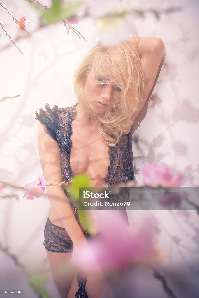 Wiosna kobieta Portret z kwiatem-brzoskwiniowy - Zbiór zdjęć royalty-free (20-29 lat)