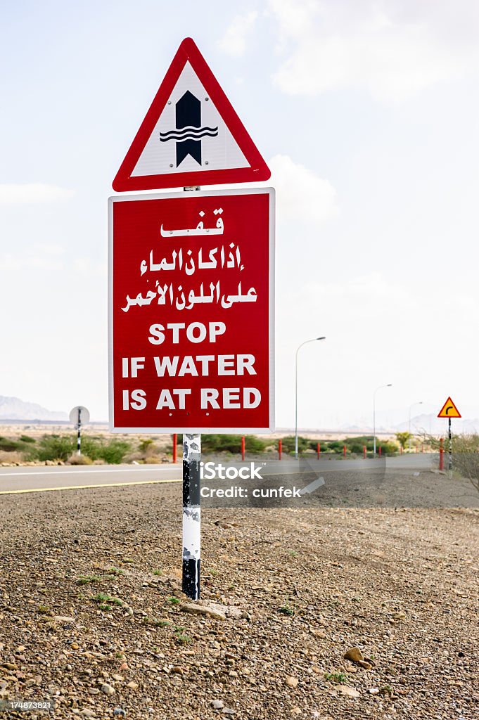 ワジ警告標識 - アラビア半島のロイヤリティフリーストックフォト