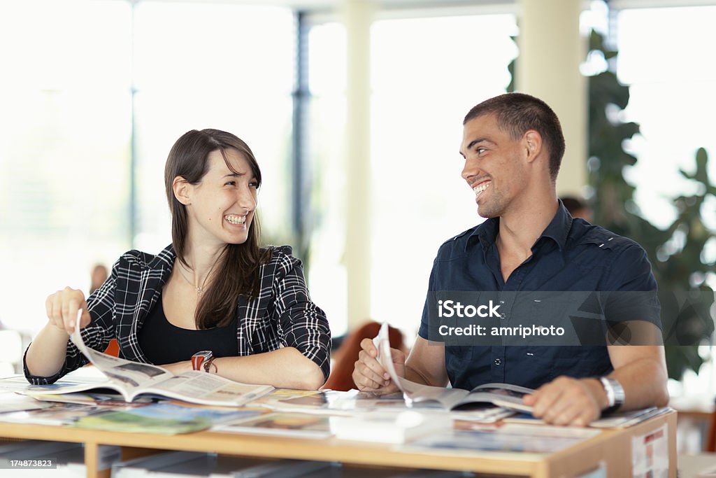 Os alunos lendo diversão biblioteca - Foto de stock de Revista - Publicação royalty-free