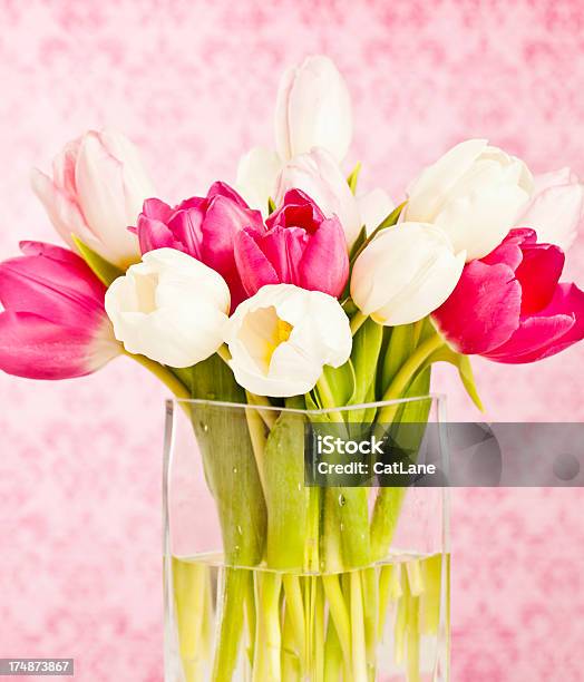 Tulipanes De Primavera En Un Florero Foto de stock y más banco de imágenes de Arreglo - Arreglo, Arreglo floral, Belleza de la naturaleza