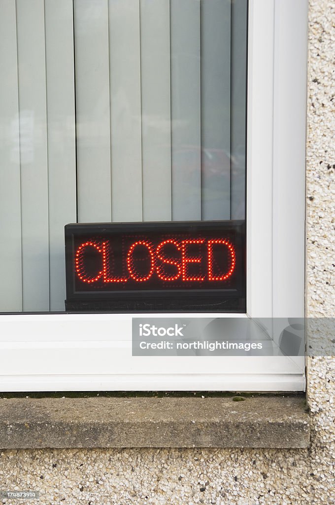 Señal de cerrado en la ventana - Foto de stock de Alféizar libre de derechos