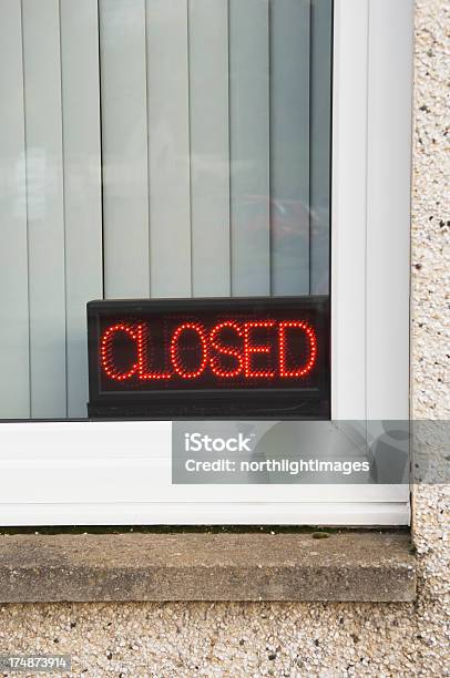 Señal De Cerrado En La Ventana Foto de stock y más banco de imágenes de Alféizar - Alféizar, Bancarrota, Cerrado