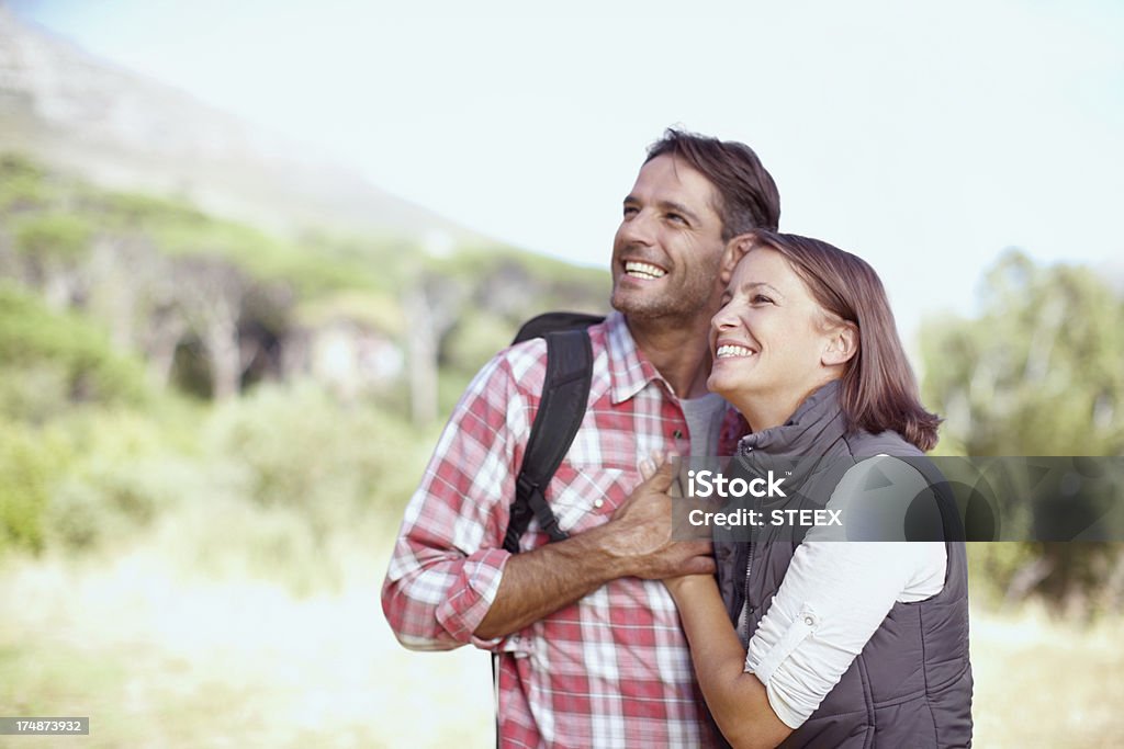 Campeggiare ai piedi di una montagna - Foto stock royalty-free di Abbigliamento casual