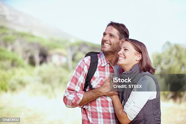 Campeggiare Ai Piedi Di Una Montagna - Fotografie stock e altre immagini di Abbigliamento casual - Abbigliamento casual, Adulto, Adulto di mezza età