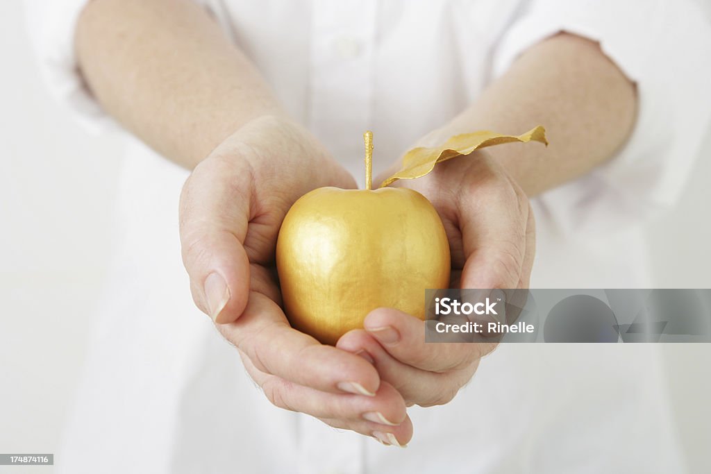 Compartilhando uma maçã dourada - Foto de stock de Maçã royalty-free