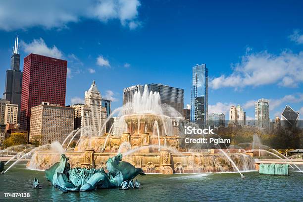 Edificios De La Ciudad De Chicago Illinois Foto de stock y más banco de imágenes de Agua - Agua, Aire libre, América del norte