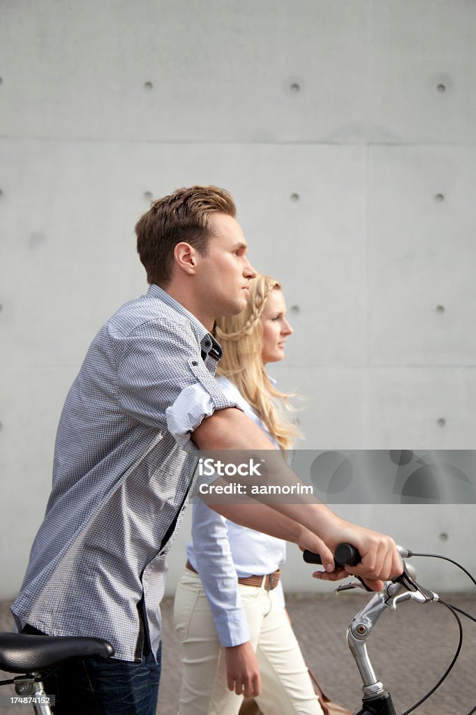 Menino com bicicleta - Foto de stock de 25-30 Anos royalty-free