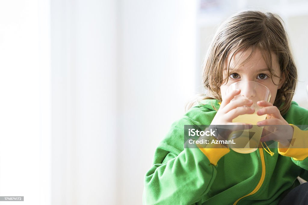 Garota beber suco - Foto de stock de Adolescente royalty-free