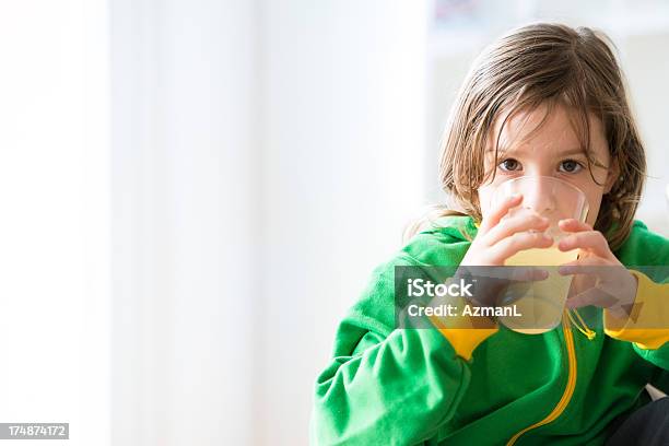 Foto de Garota Beber Suco e mais fotos de stock de Adolescente - Adolescente, Adolescentes Meninas, Amarelo