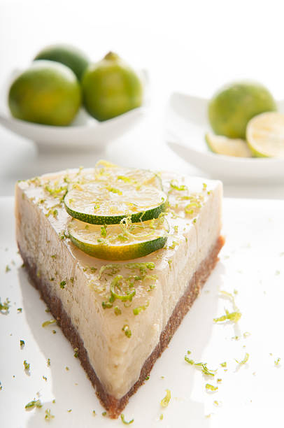 vegane key lime pie slice und echte limetten - key lime pie dessert pie pastry stock-fotos und bilder