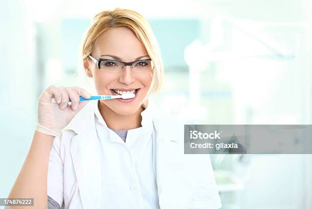 Dentista Com Uma Escova De Dente - Fotografias de stock e mais imagens de Adulto - Adulto, Cabelo Louro, Consultório Dentário