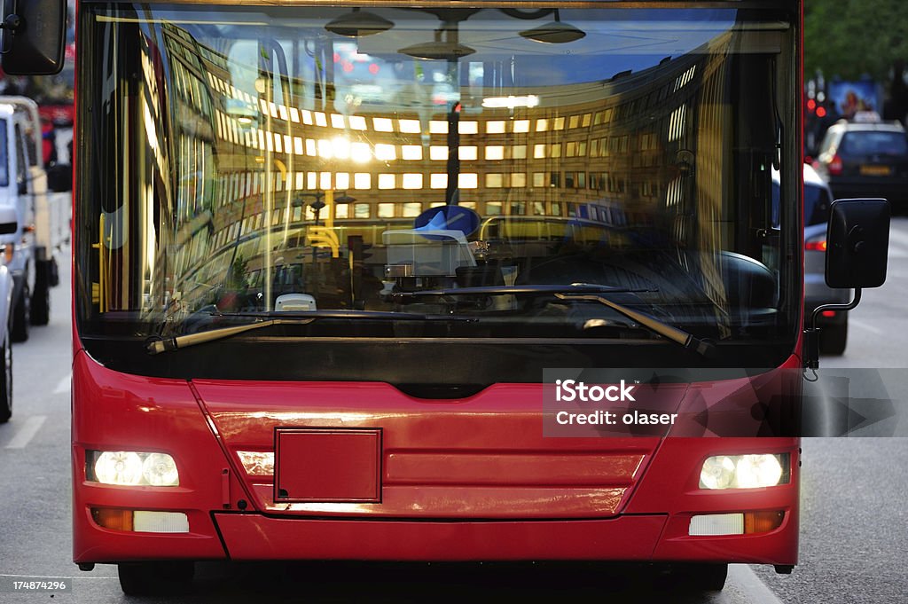 Autobus w mieście, podwójny Odbicie - Zbiór zdjęć royalty-free (Autobus)
