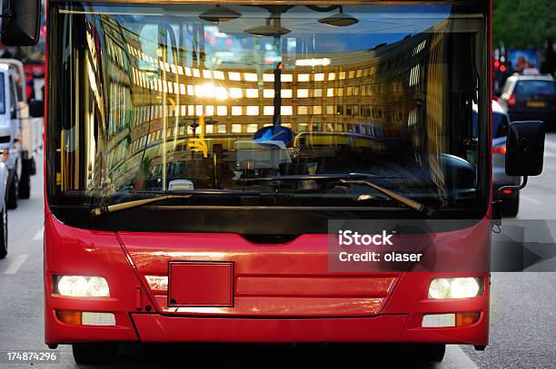 Autobus W Mieście Podwójny Odbicie - zdjęcia stockowe i więcej obrazów Autobus - Autobus, Szkło, Widok od przodu