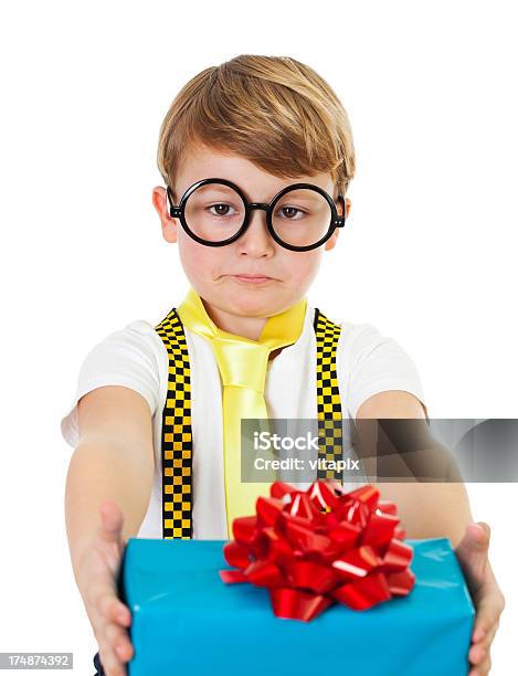 Ragazzo Divertente Con Unespressione Del Viso E Regalo - Fotografie stock e altre immagini di Bambini maschi