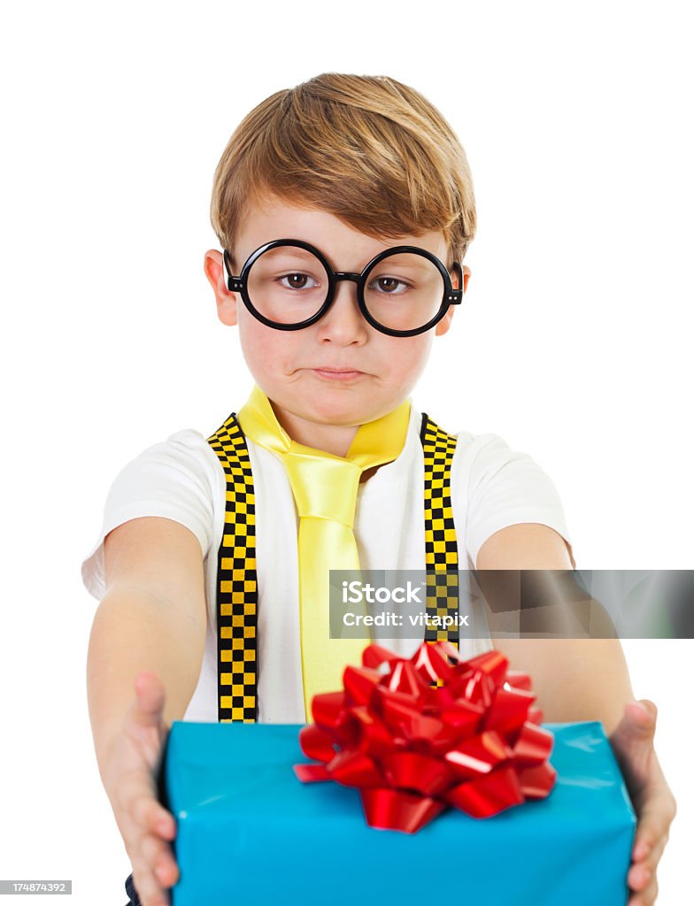Chłopiec z zabawny wyraz twarzy i prezent - Zbiór zdjęć royalty-free (Białe tło)