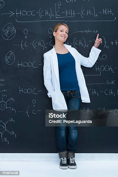 Ensino De Química - Fotografias de stock e mais imagens de 30-34 Anos - 30-34 Anos, Adulto, Adulto de idade mediana