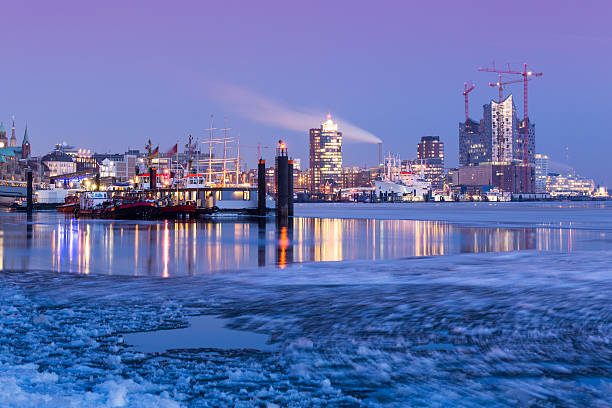 porto de hamburgo no gelo, câmara filarmónica de elbe - hamburg germany harbor gangplank germany imagens e fotografias de stock