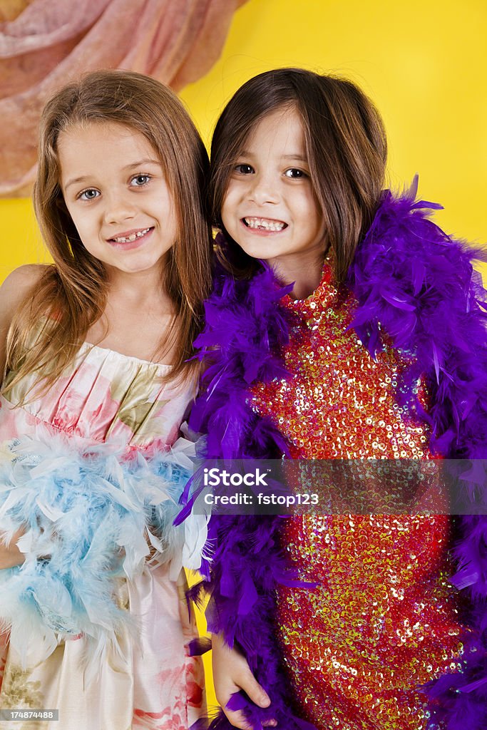 Garotas caucasianas 7-8, brincando com penas boas vestido - Foto de stock de 6-7 Anos royalty-free