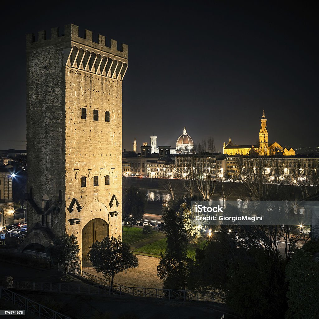 Medieval Gate en Florencia, Italia de un paisaje de la ciudad por la noche - Foto de stock de Aire libre libre de derechos