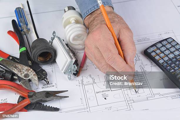 Funciona De Eléctrico - Fotografias de stock e mais imagens de Artesão - Artesão, Atividade, Calculadora