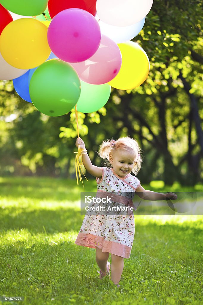 Jolie fille avec des ballons - Photo de Montgolfière libre de droits