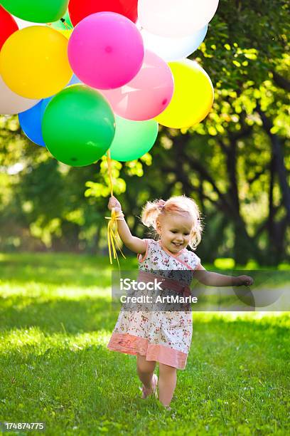 Photo libre de droit de Jolie Fille Avec Des Ballons banque d'images et plus d'images libres de droit de Montgolfière - Montgolfière, Seulement des bébés, Tenir