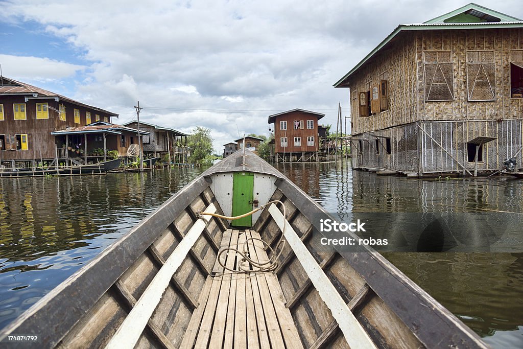 Maisons sur pilotis en bois traditionnel au Lac Inle - Photo de Canal - Eau vive libre de droits