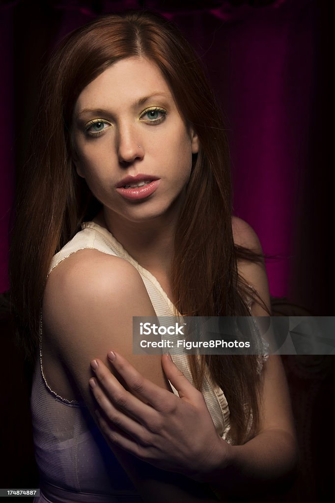 Linda menina com braços cruzados. - Foto de stock de 20-24 Anos royalty-free