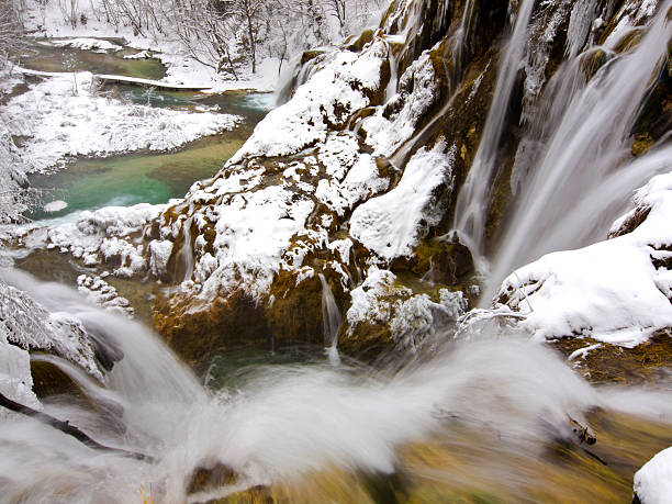 상단 위에 - plitvice lakes national park croatia winter sparse 뉴스 사진 이미지