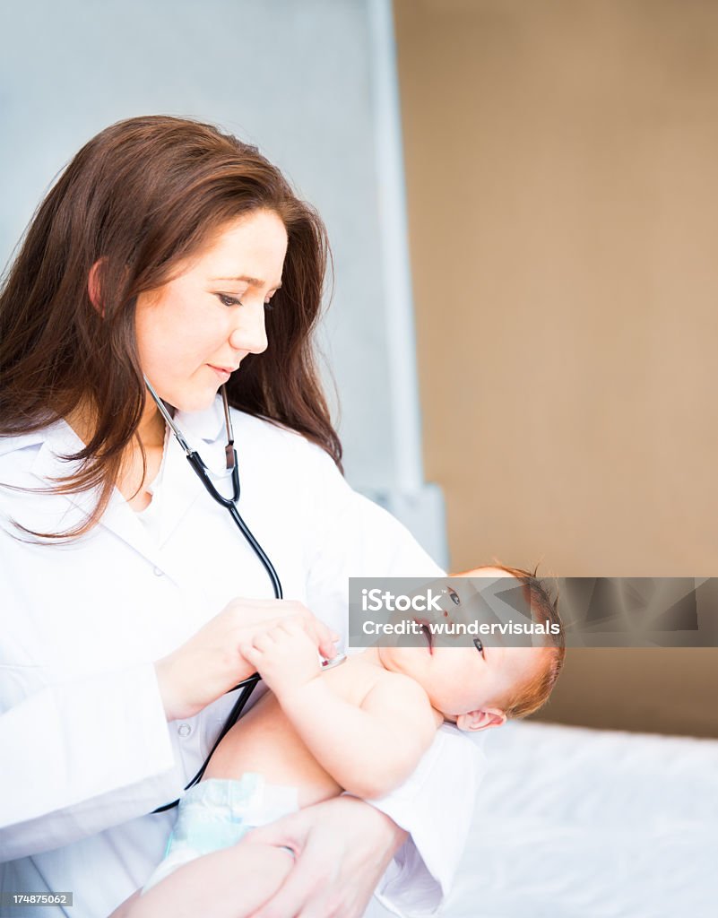 Arzt hören Babys Herzschlag - Lizenzfrei 2-5 Monate Stock-Foto
