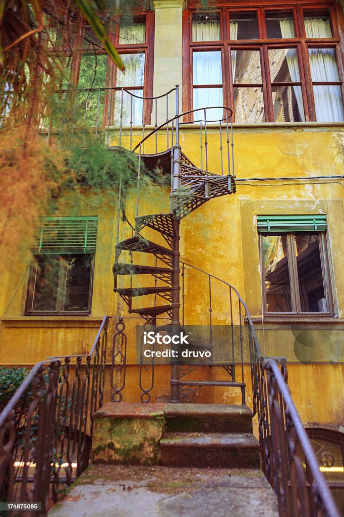 와인딩 계단 오래된 하우스, Guccio 가 이탈리아 - 로열티 프리 0명 스톡 사진