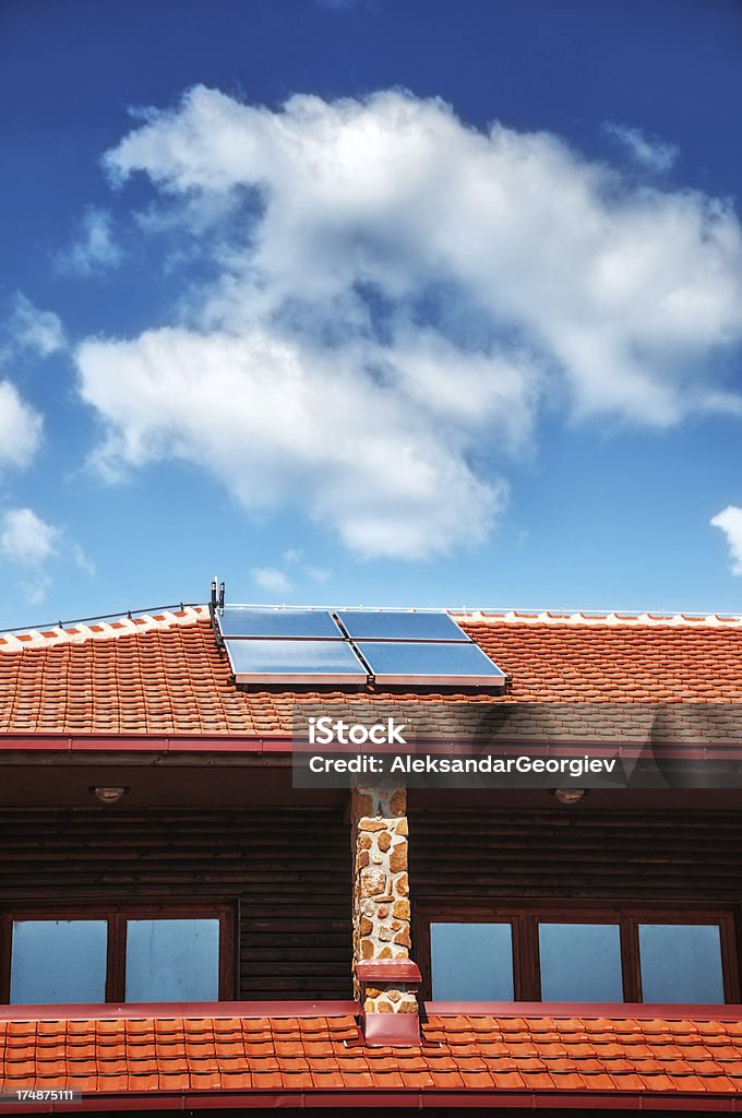 Sonnenkollektoren auf dem Dach für Energie-Einsparungen - Lizenzfrei Außenaufnahme von Gebäuden Stock-Foto
