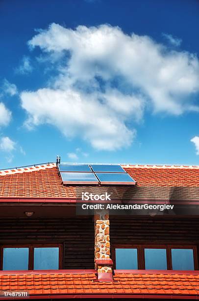 Sonnenkollektoren Auf Dem Dach Für Energieeinsparungen Stockfoto und mehr Bilder von Außenaufnahme von Gebäuden
