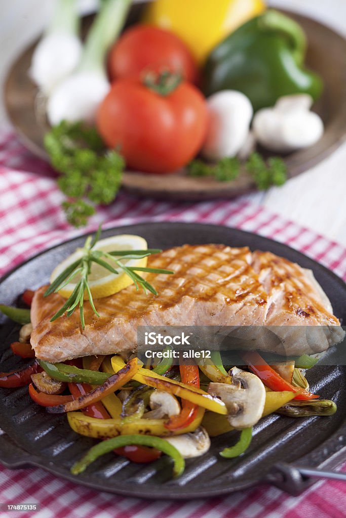 Salmão com Legumes - Royalty-free Alecrim Foto de stock