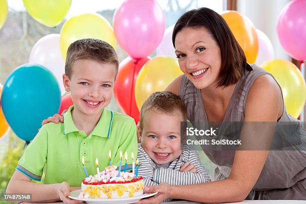 Aniversário Boy - Fotografias de stock e mais imagens de Aniversário - Aniversário, Bolo - Sobremesa, Bolo de Aniversário