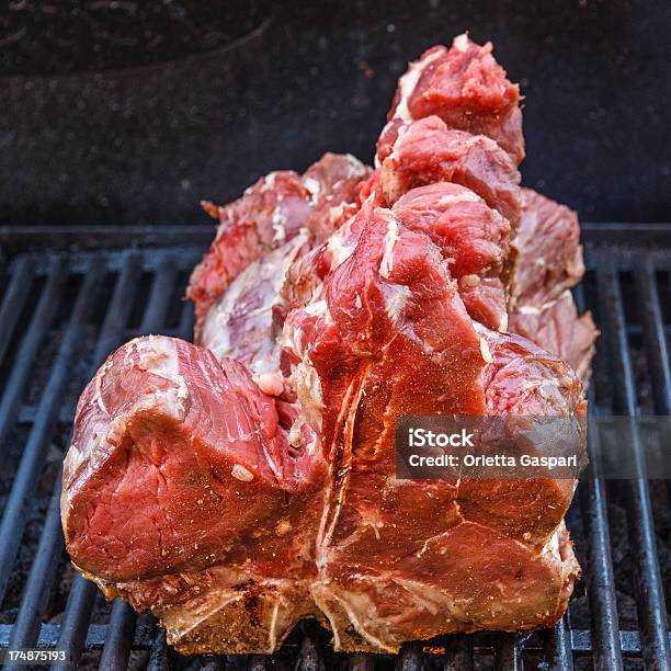 Photo libre de droit de Tbone Steak Sur Le Barbecue banque d'images et plus d'images libres de droit de Aliment - Aliment, Aliment cru, Aliment préparé en filet