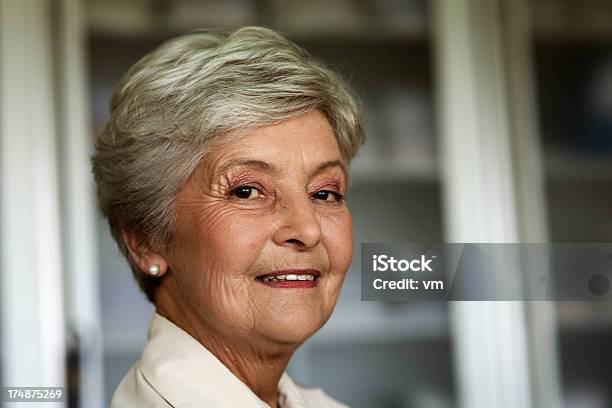 Schönen Lächelnd Senior Frau Stockfoto und mehr Bilder von 65-69 Jahre - 65-69 Jahre, Aktiver Senior, Alt