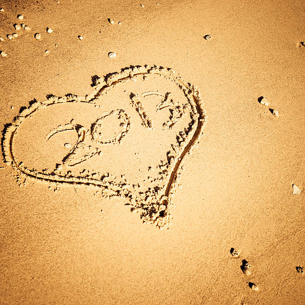 kształt serca rysunek na plaży - 2013 beach sand new years eve zdjęcia i obrazy z banku zdjęć